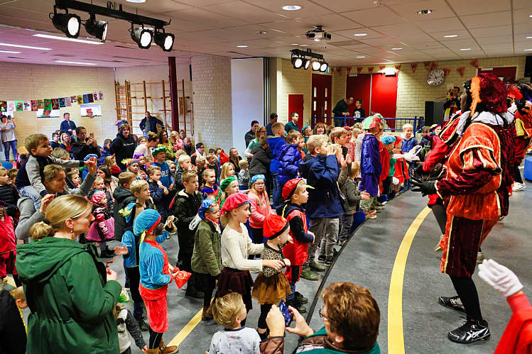 Aankomst van de Sint en zijn Zwarte Pieten in Waarder_086
